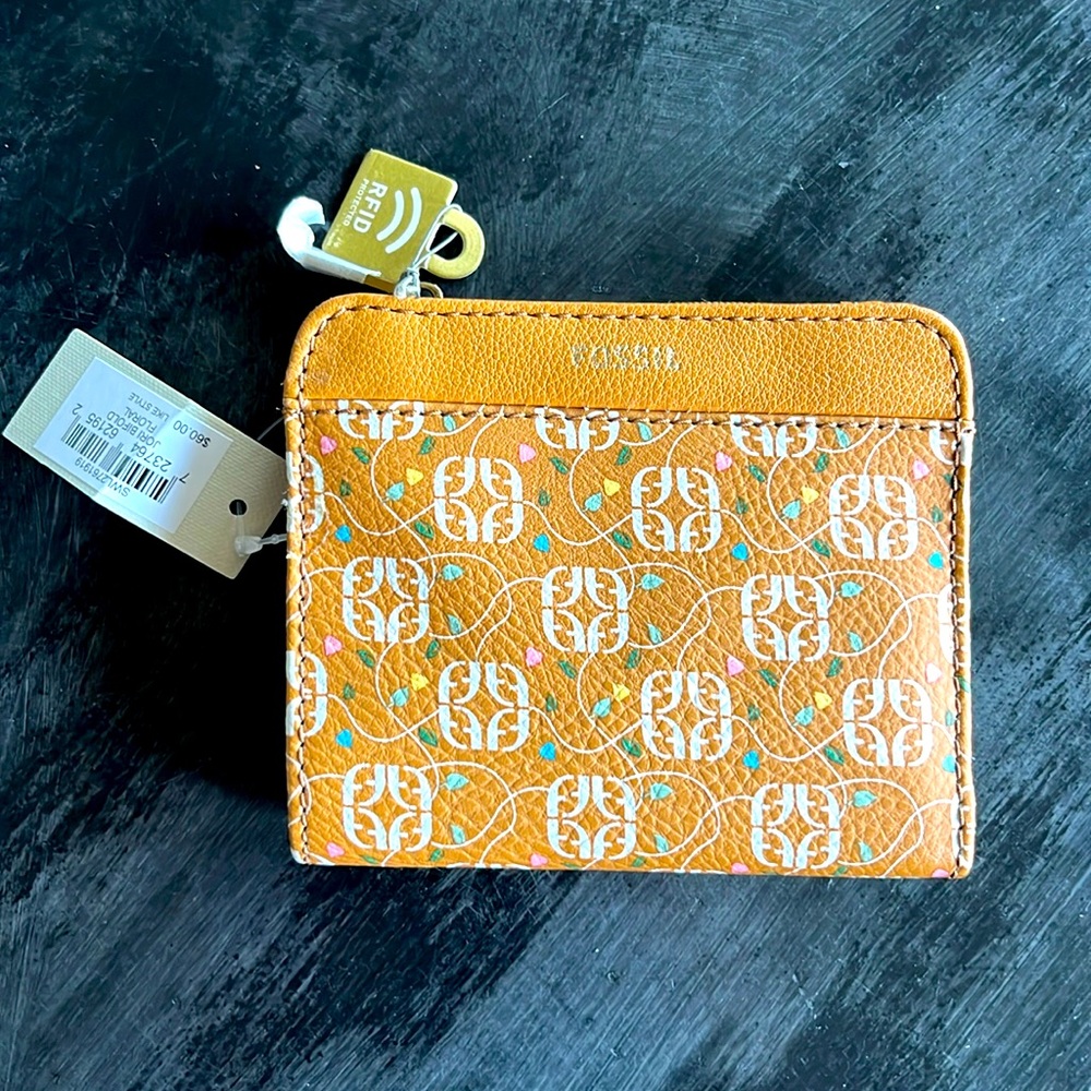 NWT fossil wallet. Never used. Perfect condition